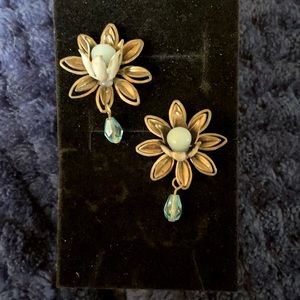 Vintage flower pierced earrings blue drop crystal.